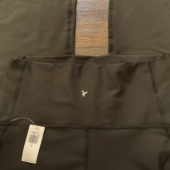 Old Navy Active Maternity Flare Leggings - Picture 4 of 5